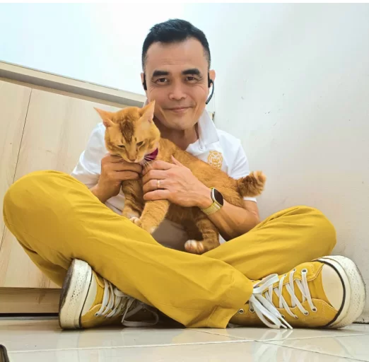 Pak Sonny bersama Kucingnya